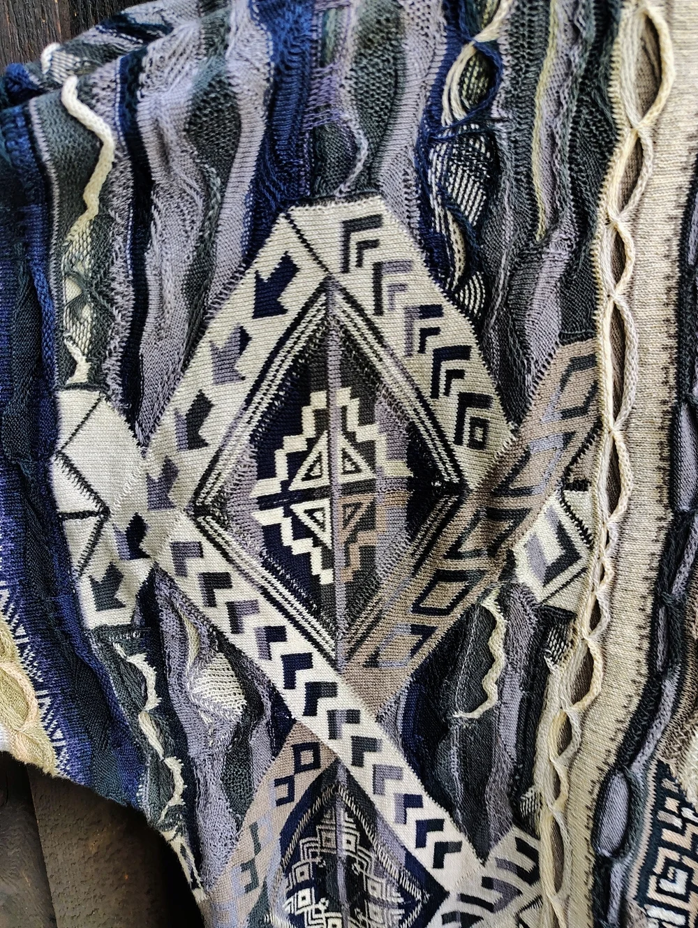 Men's COOGI Arrows Sweater, size XL - Picture 5 of 10